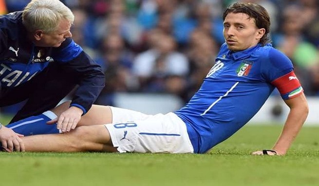 Montolivo, crociato rotto e maledizione azzurra. Scatta l'ora di Locatelli. Montolivo, crociato rotto e maledizione azzurra. Scatta l'ora di Locatelli.