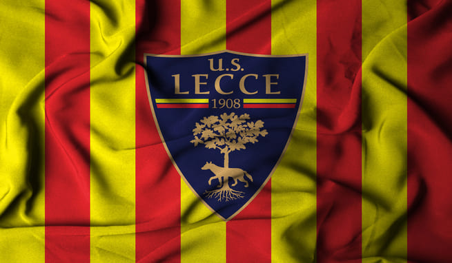 https://www.pianetafanta.it/public/2025_2026/NewsSY/Lecce-maglia.jpg